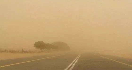 عاصفة ترابية تجتاح طرق المدينة المنورة.. والنقل يحذر