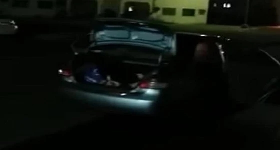 بالفيديو.. ضبط سائق آسيوي "سكران" وبحوزته حقائب نسائية