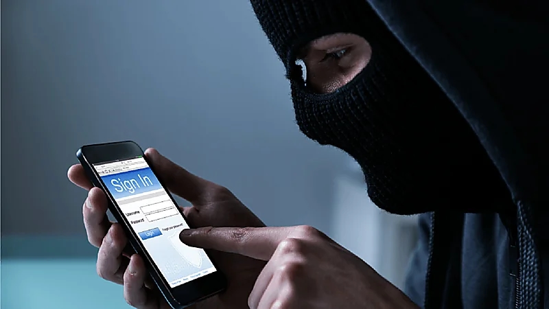 بالفيديو .. خبير تقني يوضح 5 علامات تدل على أن الجوال مُخترق