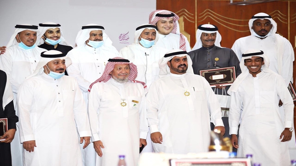 شاهد.. مسن يلفظ أنفاسه الأخيرة أثناء صلاة الجمعة بثان أيام عيد الفطر 