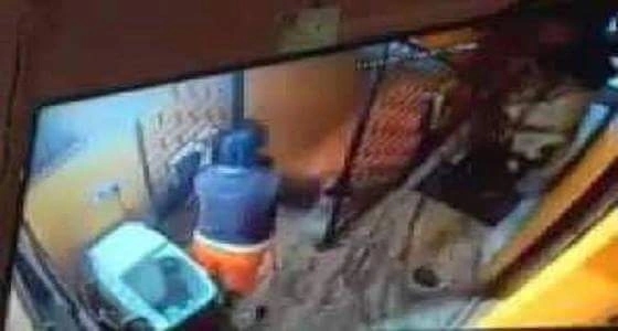 فيديو مؤلم ..ام هندية تلقي رضيعها من أعلى الدرج