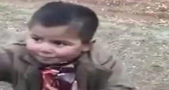 بالفيديو..  رد فعل طفل سوري  عندما أعطاه جندي تركي "حلوى وشيكولاتة"