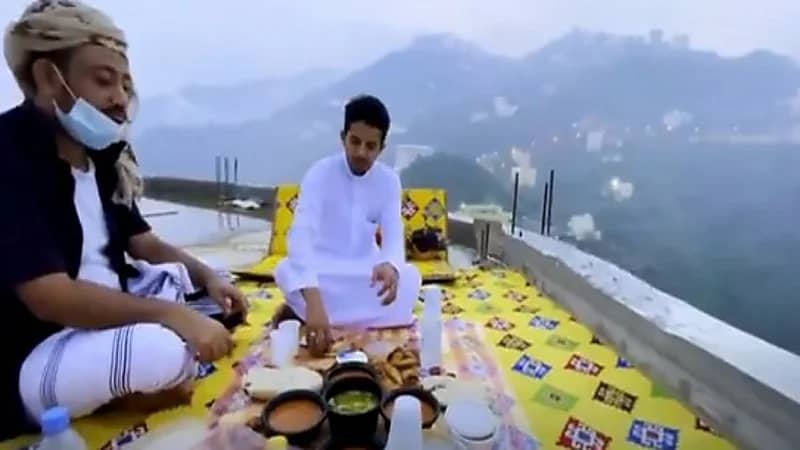 شاهد.. إفطار رمضاني على أسطح المنازل الواقعة في أحضان الطبيعة بفيفاء