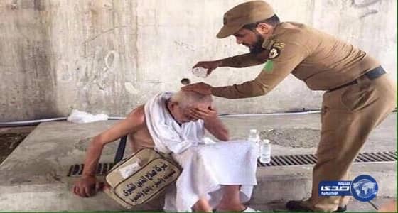 رجال الأمن يرشون المياه على الحجاج لتخفيف درجة الحرارة "صورة"