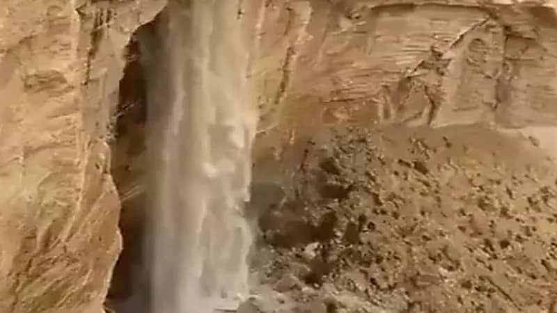 شاهد.. شلالات الحريق بجنوب الرياض