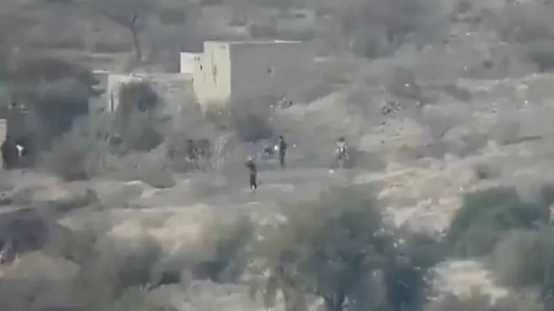 شاهد.. لحظة طرد مليشيات الحوثي لامرأة وأطفالها من منزلهم وتحويله إلى ثكنة عسكرية