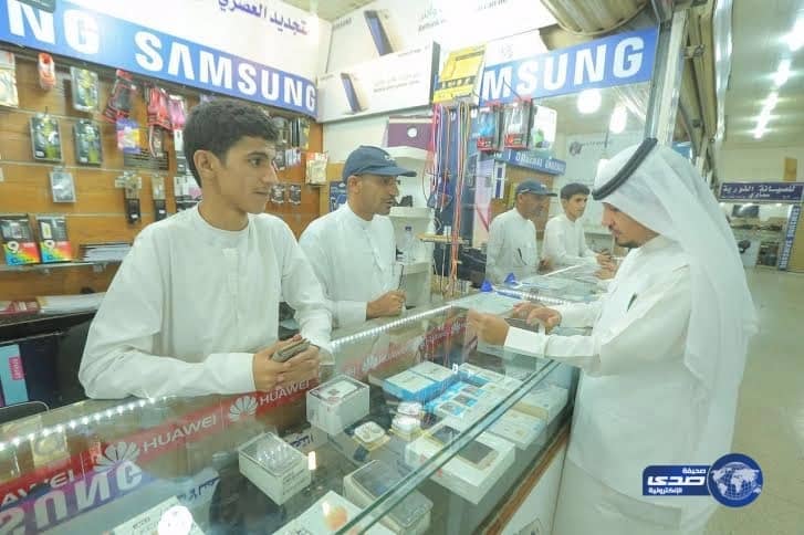 "العمل والتنمية الاجتماعية": اغلاق أكثر من 1600 محل اتصالات خالفت قرار التوطين