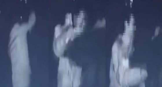 بالفيديو.. مختل عقلي يطعن سيدة 10 مرات في الشارع