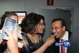 منشد بريطاني يتلو القرآن داخل المسجد النبوي