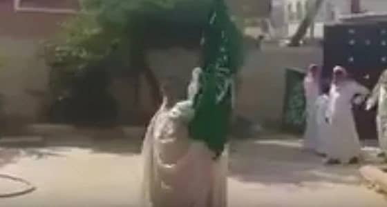 مشهد مهيب.. أم الشهيد سالم العمري تودعه بالزغاريد وعلم المملكة