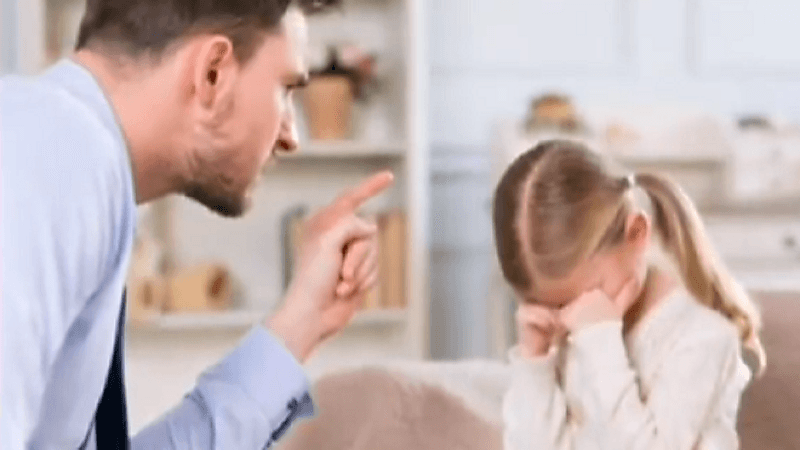 أخصائي نفسي: ضرب الأطفال له آثار نفسية وخيمة عليهم فضلا عن العقوبات القانونية (فيديو)