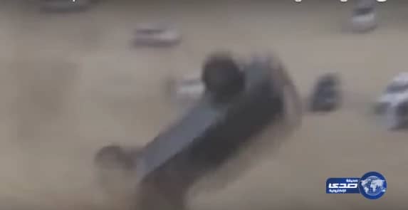 فيديو : ال"ديلى ميل" : تصف حادث انقلاب سيارة بالمملكة ب " الخطير "