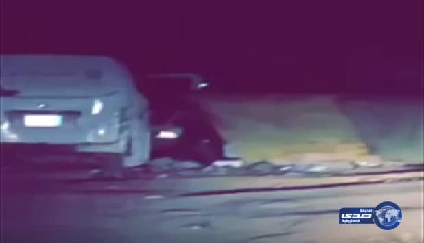 بالفيديو : عمال مطعم ب " وادي الدواسر" يلقون كمية كبيرة من الطعام فى حاوية نظافة