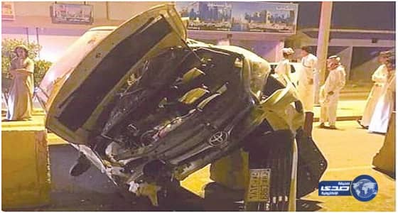 اصطدام سيارة بحواجز خرسانية في تربة.. وشهود: شركة صيانة وضعتها بدون إضاءة أو لوحات إرشادية