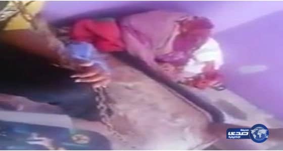 الأب مُقيد ابنه بالسلاسل مدافعًا عن نفسه: ما حدث كان ثانية واحدة استغلتها زوجتي وشهرت بي