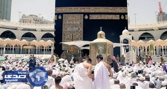 طلاب كلية المسجد الحرام يشاركون في خدمة الصائمين بالحرم المكي