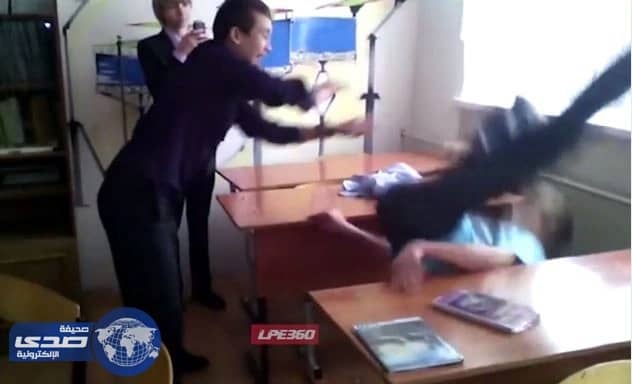 بالفيديو.. سقوط مروع لطالب بسبب مزاحه داخل الفصل