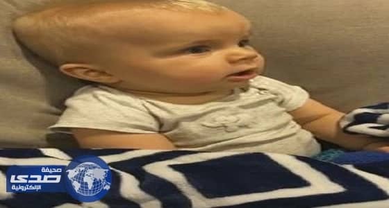 بالفيديو.. رد فعل صادم لطفل يسمع والده يعزف على الجيتار 