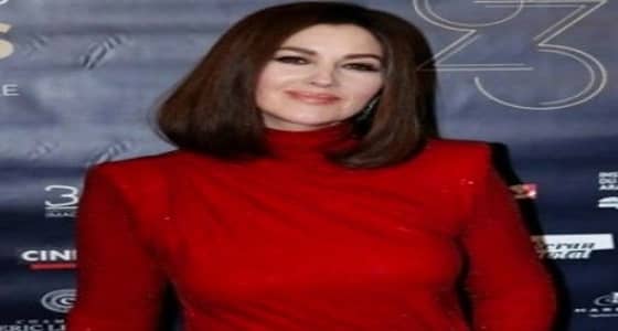 بالصور.. مونيكا بيلوتشى تطل بفستان أحمر مثير