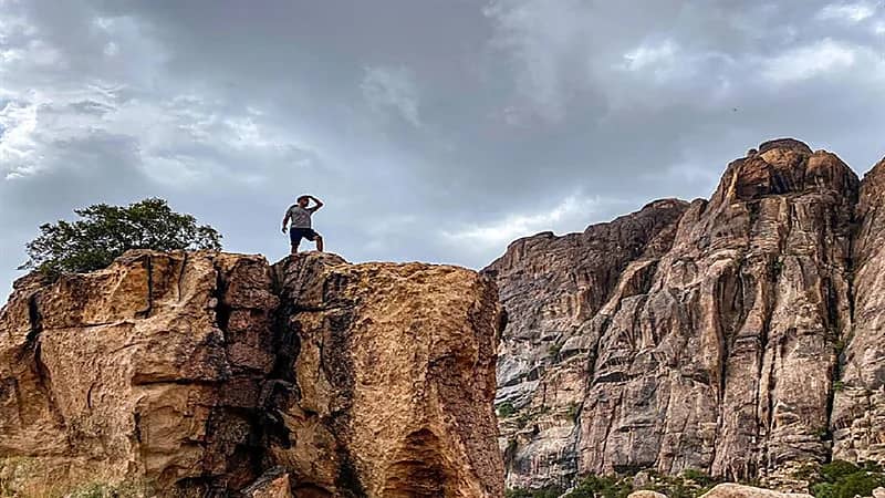 بالفيديو.. سائحون يخوضون مغامرة تسلق الجبال بتنومة