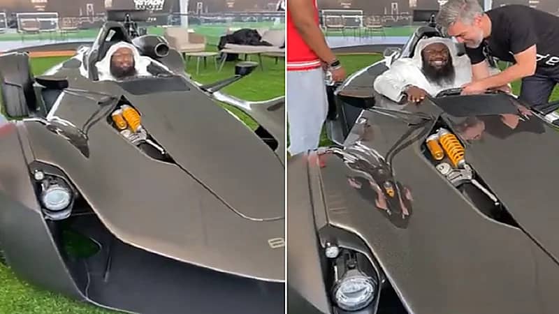 شاهد ..  ردة فعل "الكلباني" عند تجربته لسيارة سباق بموسم الرياض