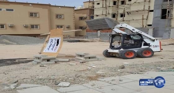 38 لوحة إعلانية مخالفة بمخططات مكة.. والبلدية تزيلها