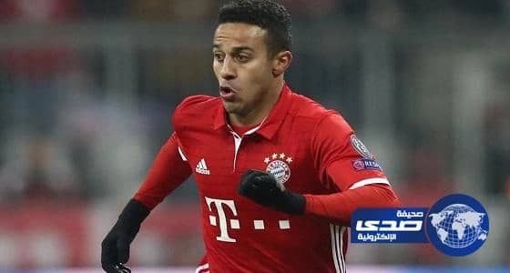 بالفيديو.. لاعب بايرن يمرر الكرة لـ"سانتا كلوز" في اللوحة الاعلانية