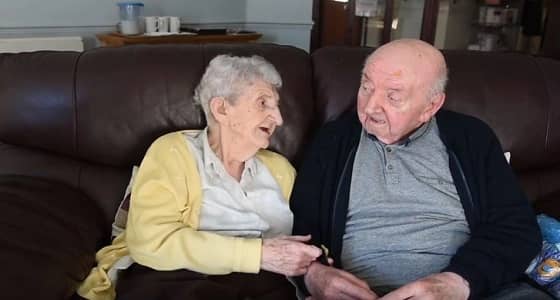 بالفيديو.. مسنة عمرها 98 عاما تتكفل برعاية ابنها 80 عاما