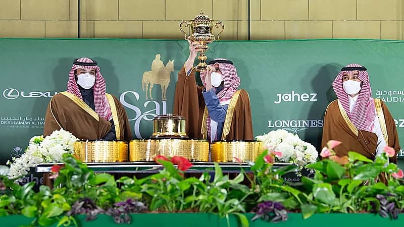 شاهد.. لحظة تتويج ولي العهد للأمير سعود بن سلمان بكأس السعودية 2022