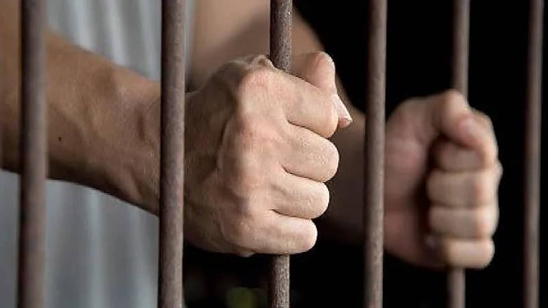 قانونيون : جملة "جايك من فلان" قد تقود للسجن وغرامة 100 ألف ريال