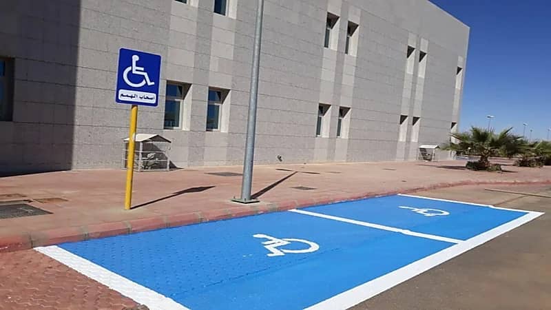 المرور: ضبط 2847 مركبة مخالفة متوقفة في أماكن ذوي الإعاقة