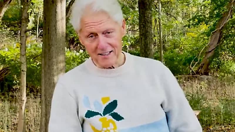 شاهد .. أول ظهور لـ"بيل كلينتون" بعد خروجه من المستشفى