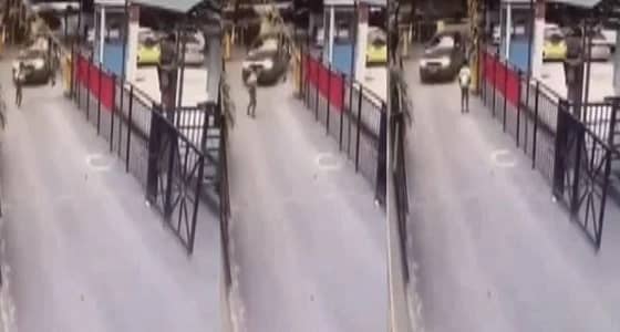 بالفيديو.. بوابة إلكترونية تحمل طفلا وتعلق رأسه في الهواء