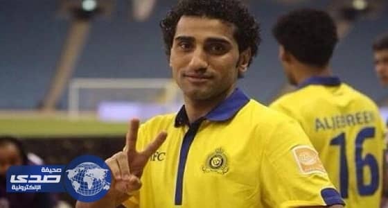 بالصور.. لاعب كرة سلة يبهر المارة بمهارات القفز لأعلى وفوق السيارات 