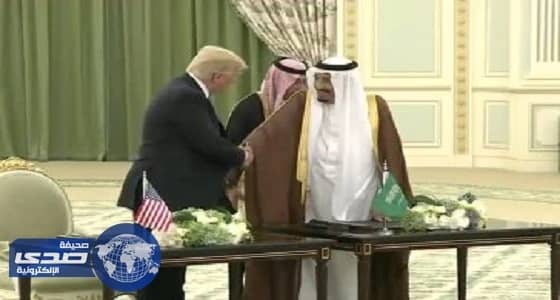 بالفيديو.. صور كرتونية لوالدتي عروسين تتسبب في بكاء الحضور