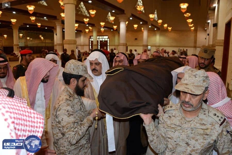 بالصور.. أمير حائل يتقدم المصلين على شهيد الواجب مهل الرشيدي