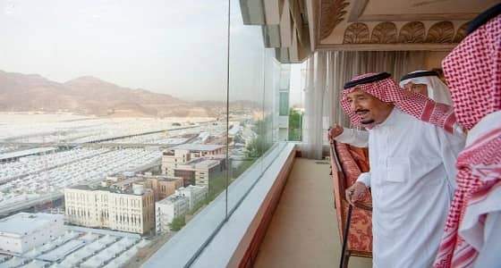 خادم الحرمين الشريفين يصل إلى منى للإشراف على راحة حجاج بيت الله الحرام
