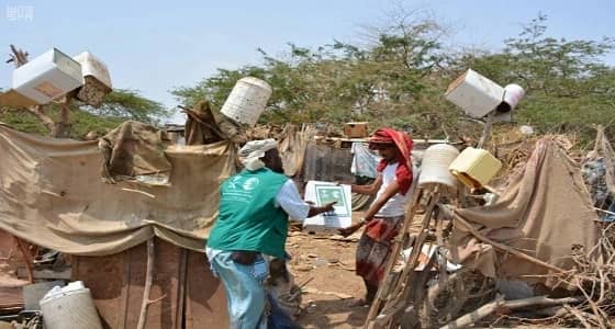 " سلمان للإغاثة " يدشن مشروع توزيع التمور للنازحين في 5 مديريات بأبين اليمنية 