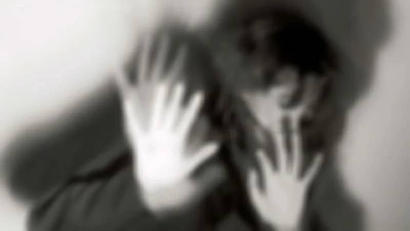 امرأة تتهم شابًا بالاعتداء عليها بمعاونة زوجها