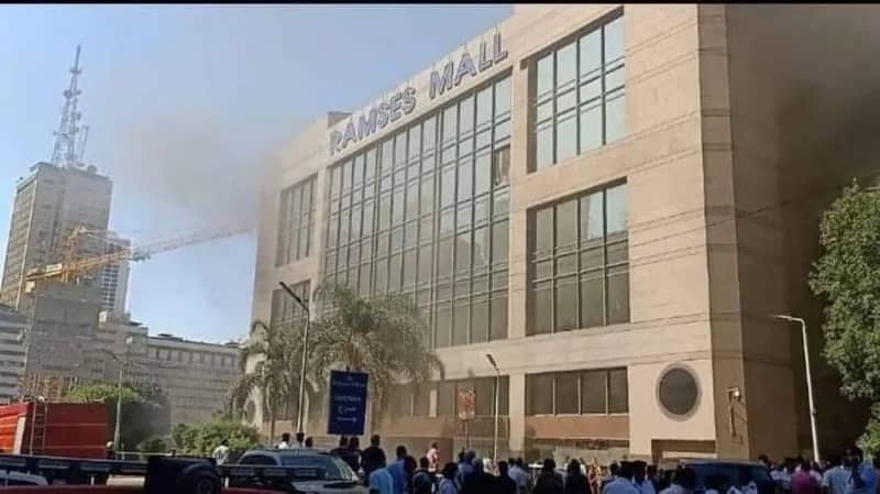 شاهد.. حريق هائل بفندق هيلتون رمسيس بالقاهرة