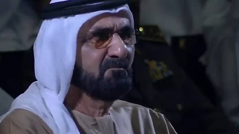 شاهد..دموع الشيخ محمد بن راشد على والدته