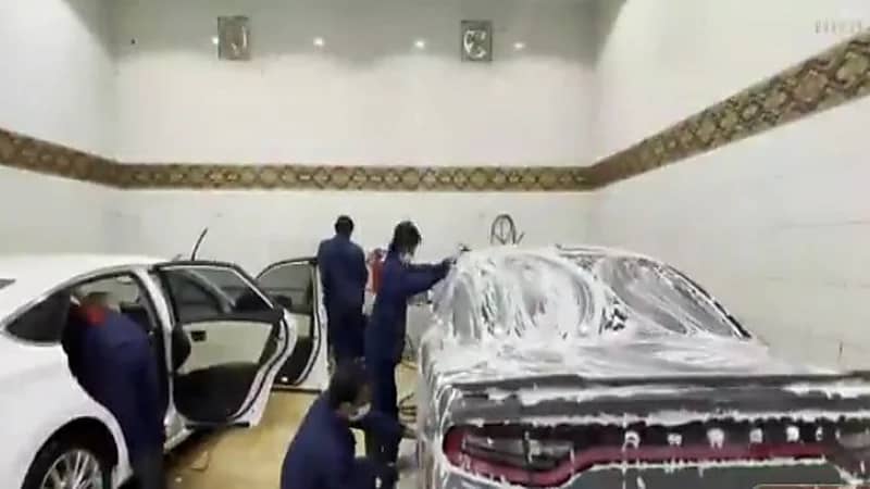 شاهد.. مواطنون يمتهنون غسيل السيارات بنجران 