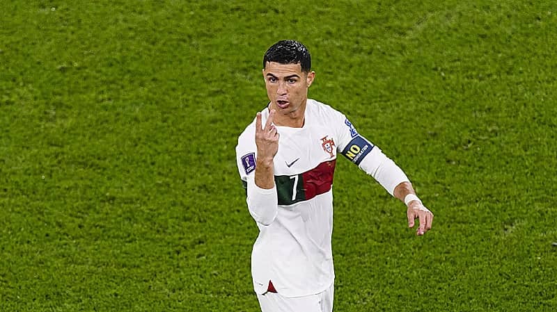 المدير الرياضي للنصر يثير الجدل حول صفقة رونالدو