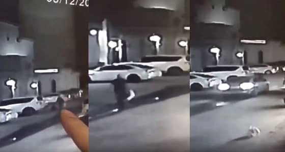 بالفيديو.. رصد شخص يلقي القمامة في الشارع