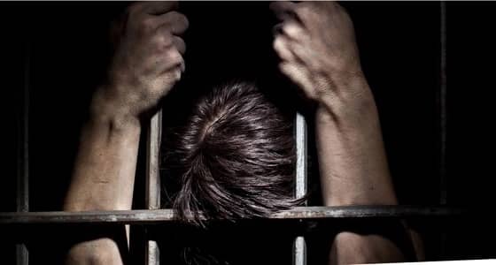 حبس الرجل الثعبان 22 عامًا لاعتدائه على قاصرات