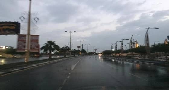 بالتزامن مع التقلبات الجوية.. مطار الملك فهد الدولي يوجه رسالة للمسافرين