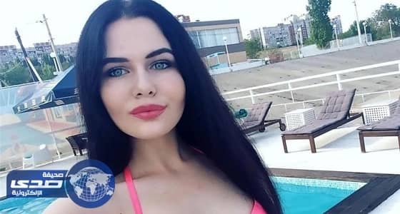 ⁠⁠⁠⁠⁠بالصور.. عارضة بكيني تٌثير ضجة بصورها مع زهرة نادرة