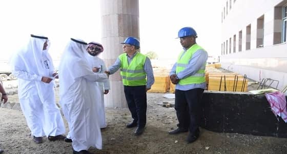 بالصور.. مدير جامعة جازان يطالب المقاولين بإتمام المشروعات