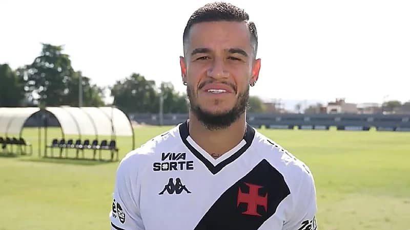 دوي إطلاق نار يقطع مقابلة صحفية لفيليبي كوتينيو لاعب ليفربول السابق.. فيديو