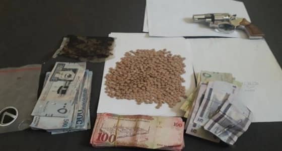 مصرع قائد مركبة عثر بداخلها على سلاح وحبوب مخدرة